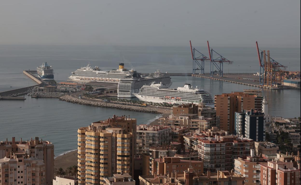 Vista de cuatro cruceros atracados en Málaga, en una de las jornadas más intensas de octubre. 