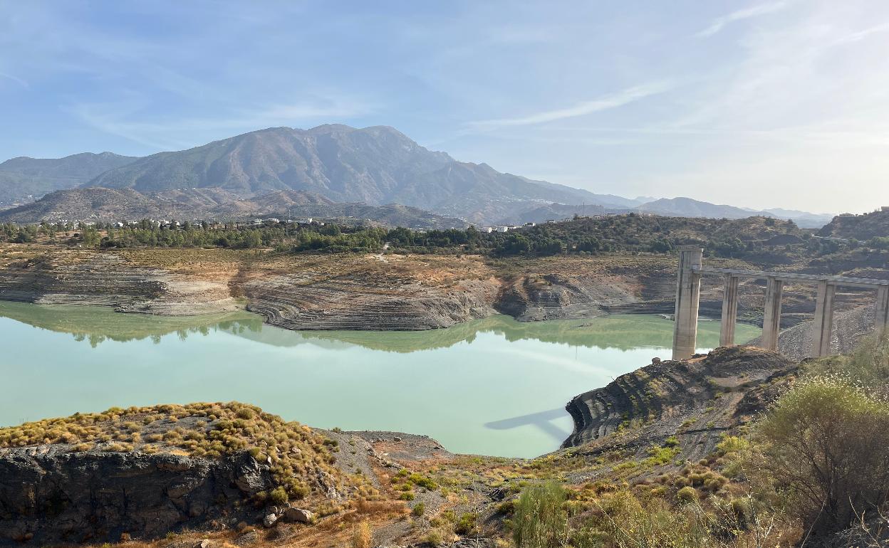 El embalse de La Viñuela apenas almacena ya 16 hectómetros cúbicos, el 9,7% de su capacidad. 