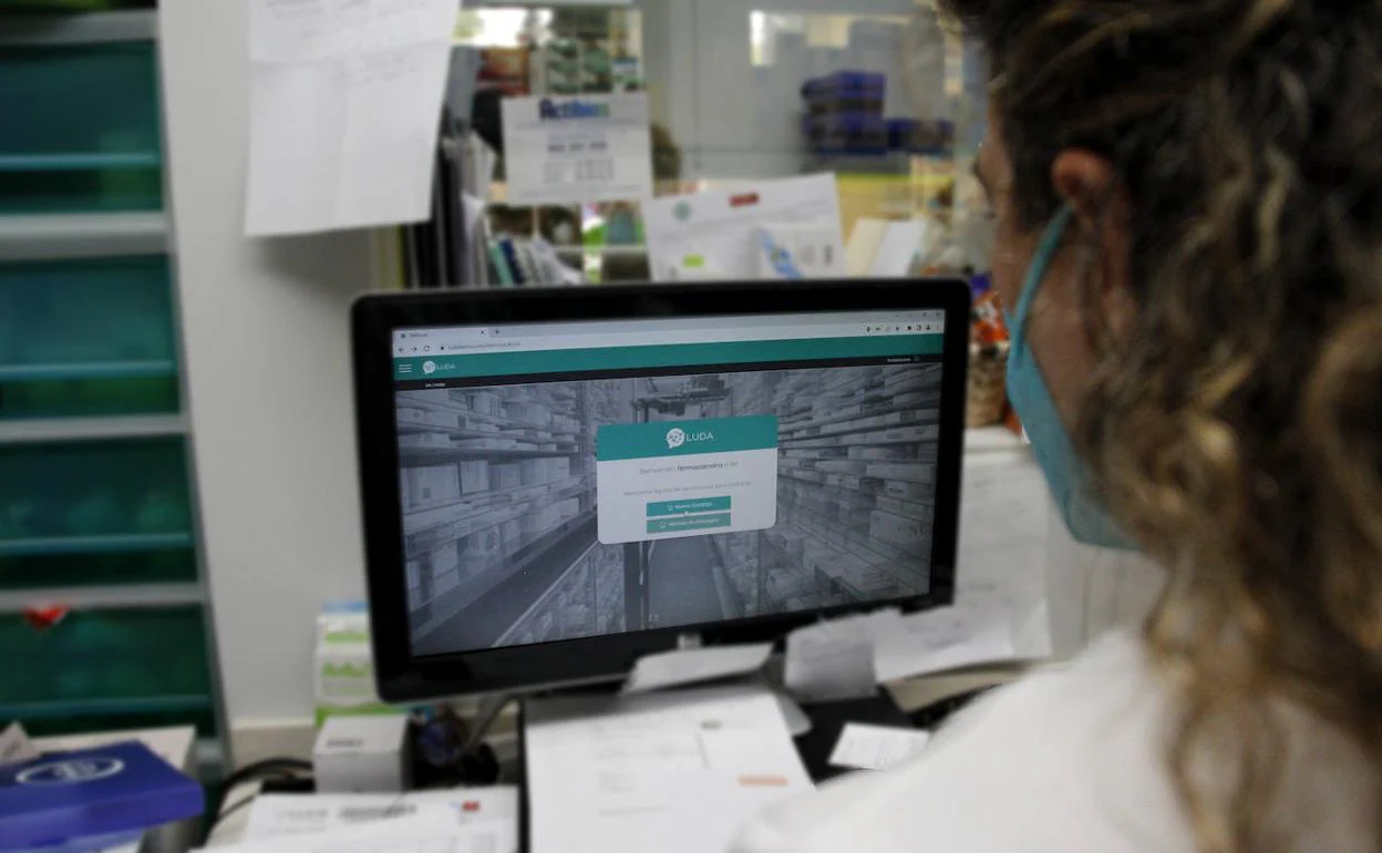 Una profesional de farmacia utiliza el buscador para localizar los medicamentos. 