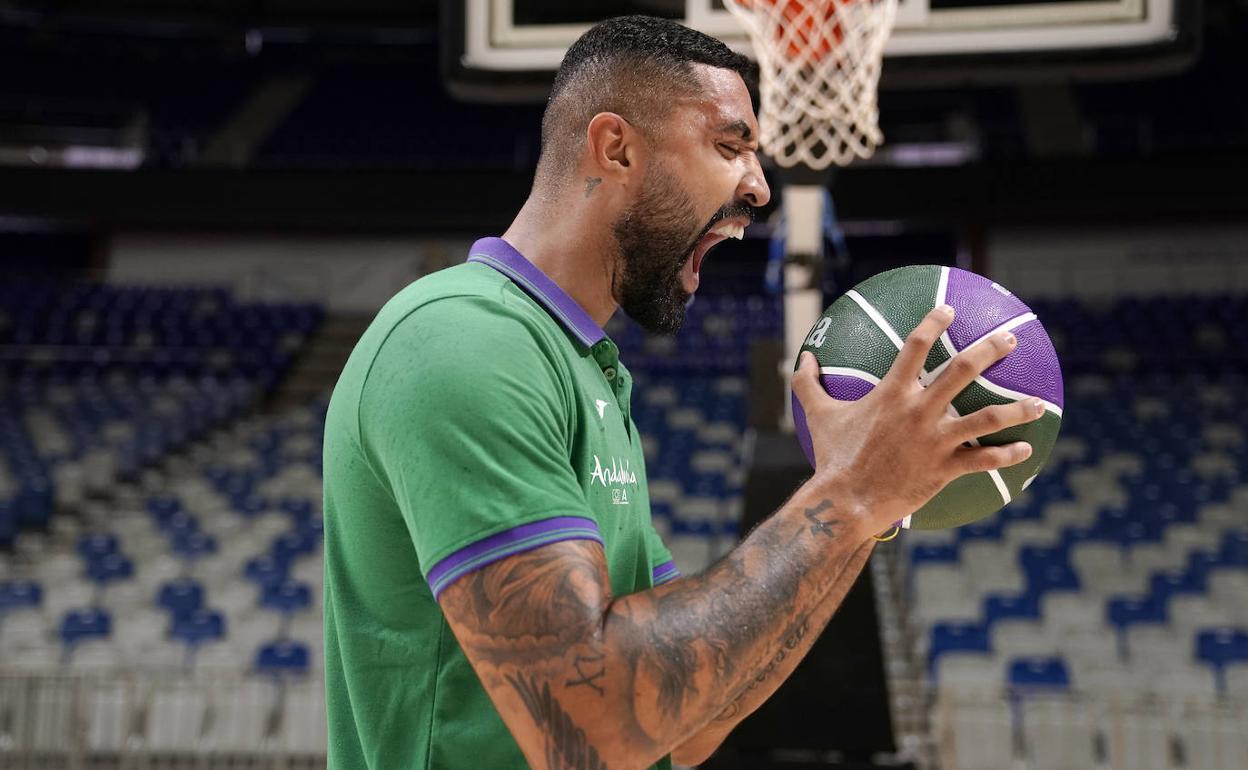 Augusto Lima, en el Martín Carpena en un gesto agresivo con el balón. 