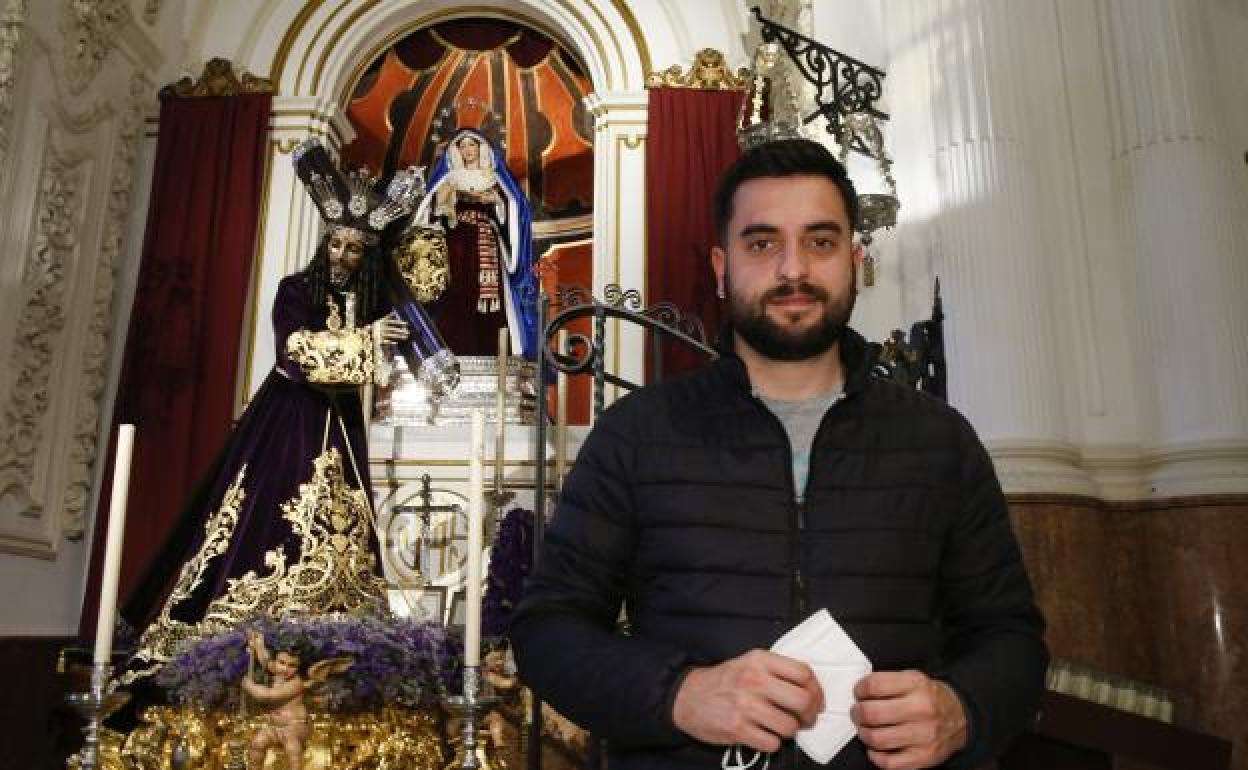 Cortés del Pueblo ante las imágenes de Jesús El Rico y la Virgen del Amor.