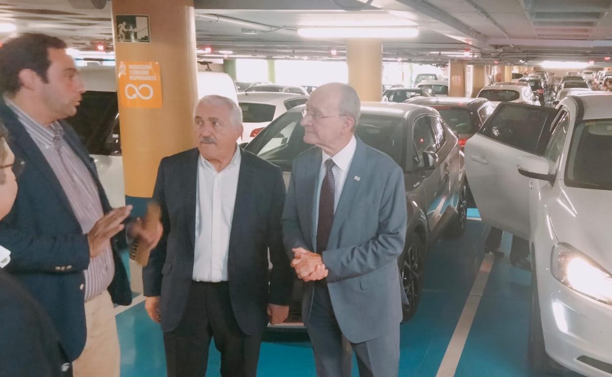 De la Torre, junto al gerente de Smassa, Manuel Díaz, y el concejal de Movilidad, José del Río. 
