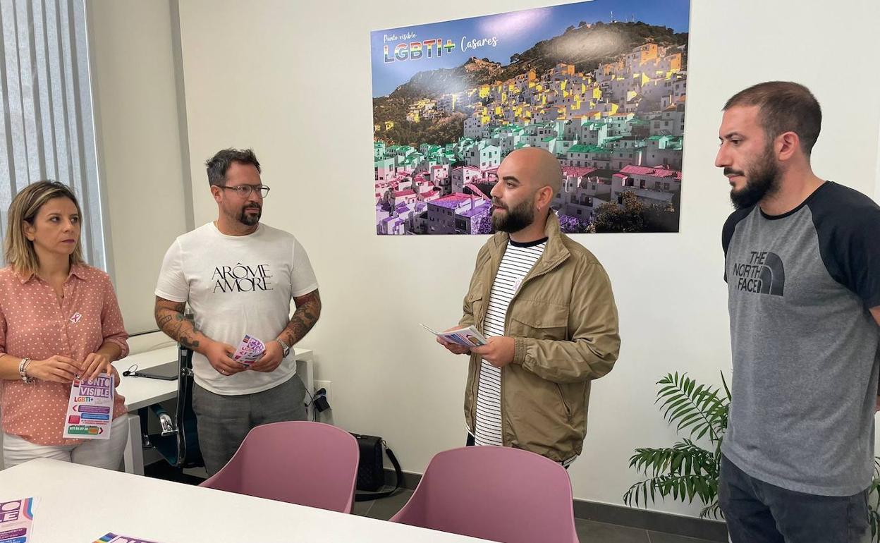 En el centro, el concejal de Igualdad y Diversidad de Casares, Chelu Herrera.