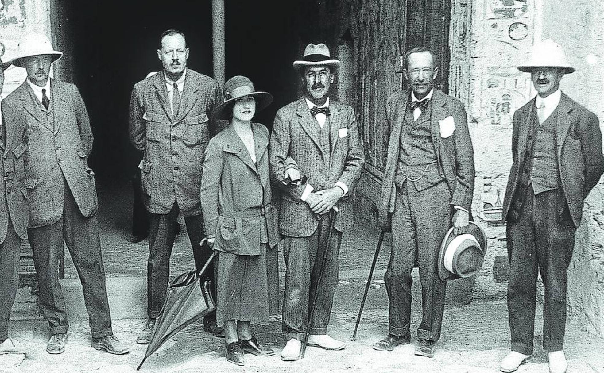 Howard Carter posa junto a Evelyn Herbert y el resto del equipo en el exterior del sepulcro. 