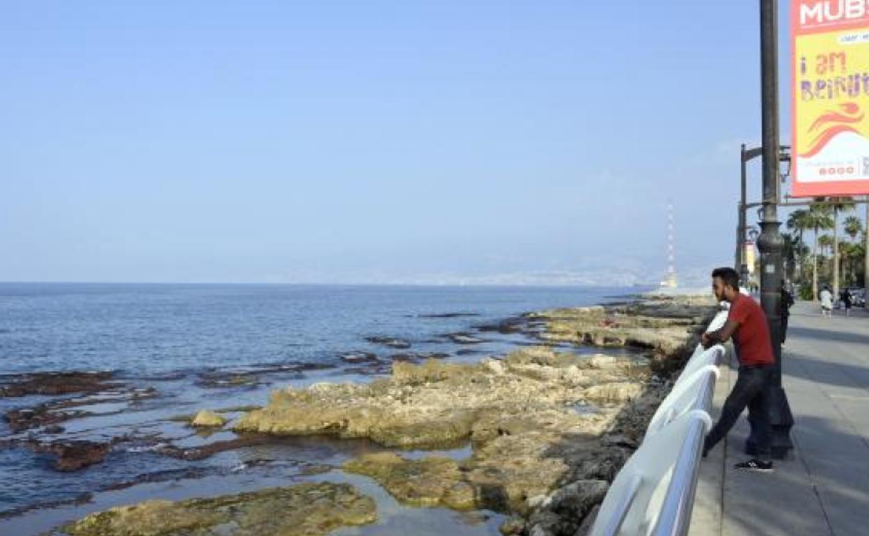 Un hombre mira hacia el mar Mediterráneo en Beirut, Líbano. 