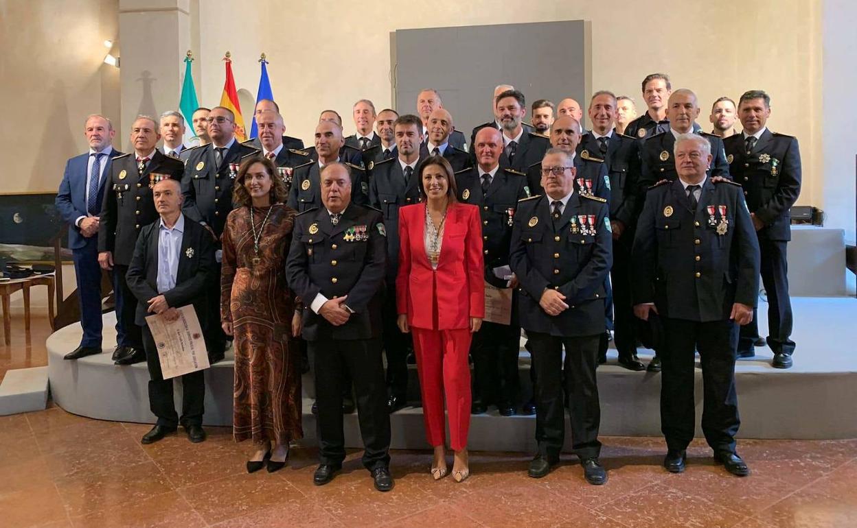 Foto de familia de agentes y autoridades. 