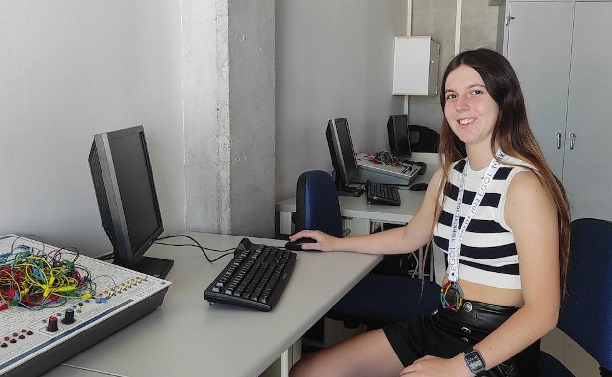 Laura Mandow, en la sala de informática de la residencia en la que se aloja en Granada. 