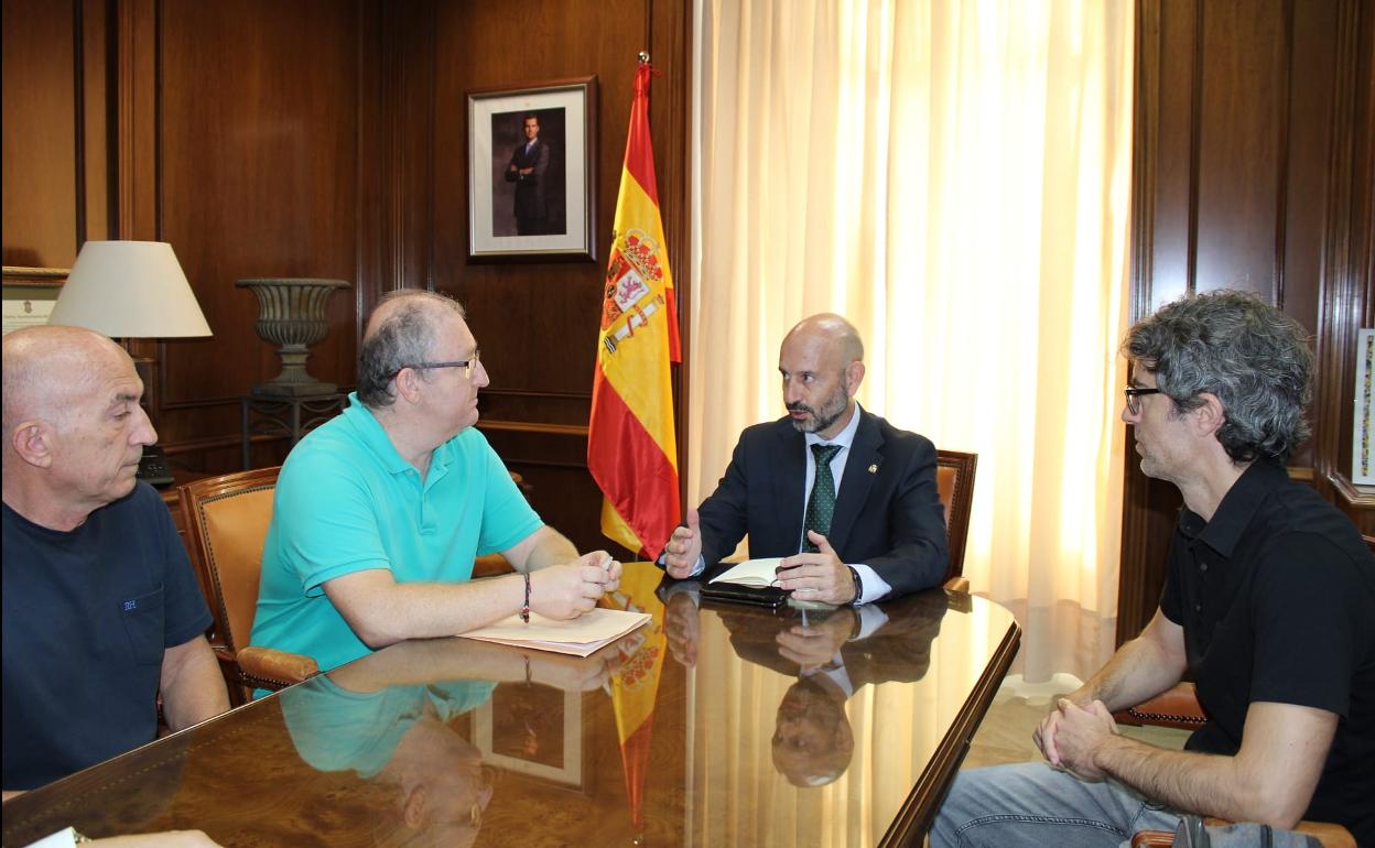 El subdelegado del Gobierno, Javier Sales, con miembros de la plataforma BUM. 