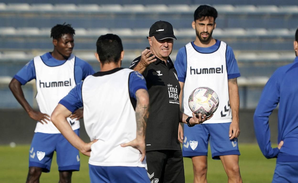 El entrenador del Málaga, Pepe Mel, da indicaciones a los jugadores en el entrenamiento de este viernes en el campo de la Federación.