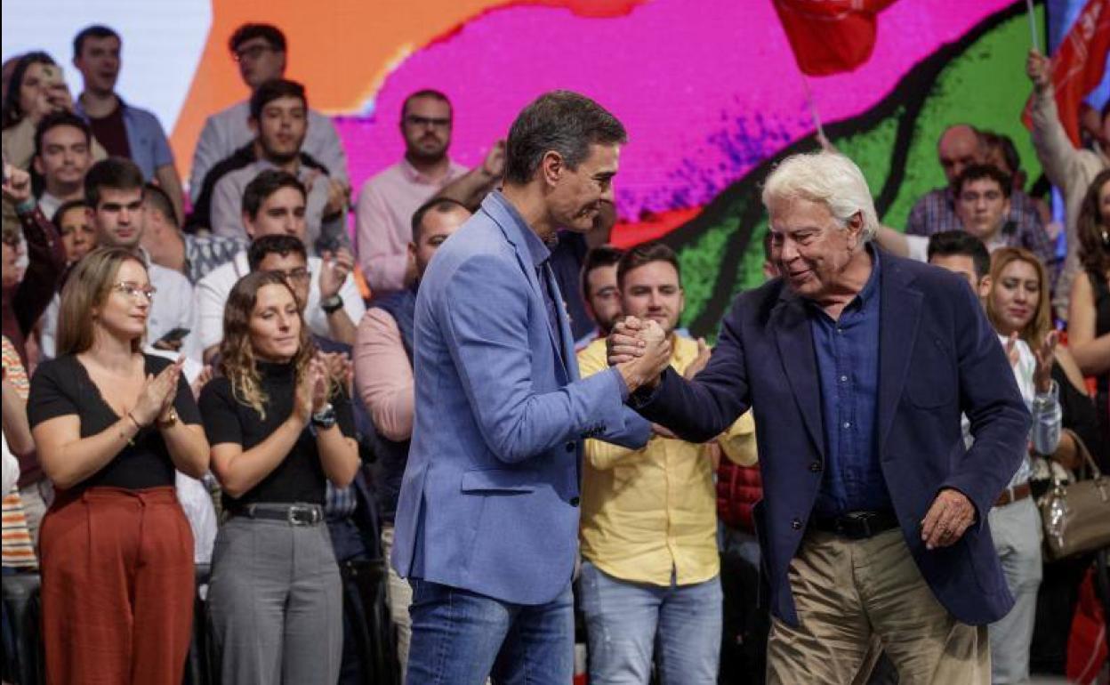 El secretario general del PSOE y presidente del Gobierno, Pedro Sánchez, y el exsecretario general y expresidente del Gobierno, Felipe González, participando hoy en Sevilla en un acto para conmemorar el 40 aniversario de la victoria electoral que en 1982 hizo posible el primer gobierno socialista de la democracia