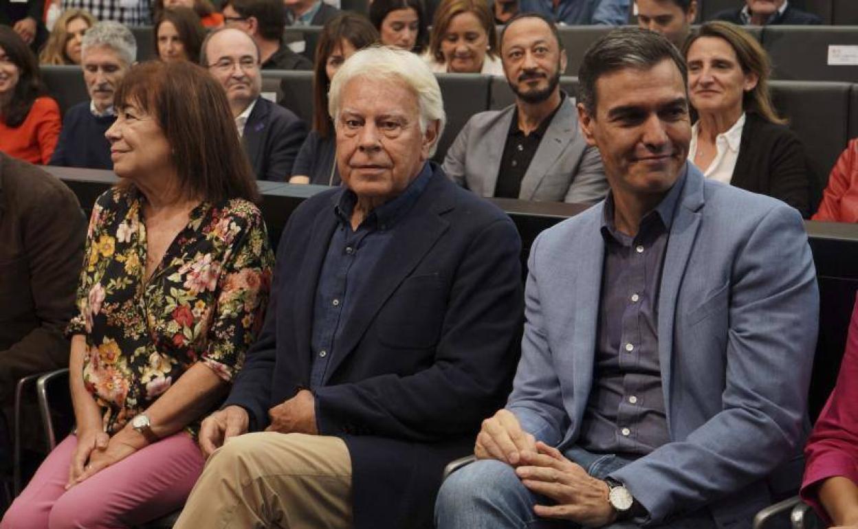 El presidente del gobierno, Pedro Sánchez, (d) junto al expresidente del gobierno, Felipe González, (i) durante acto público organizado por el PSOE para conmemorar el 40 aniversario de la primera victoria electoral socialista en 1982