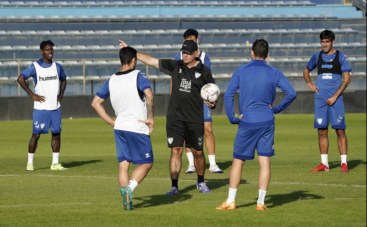 Pepe Mel da indicaciones en el entrenamiento de anteayer.