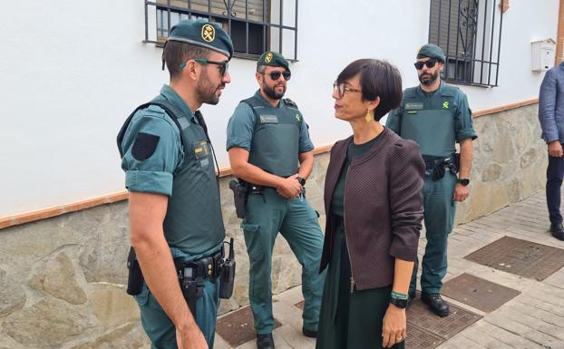 Imagen principal - Pujerra entrega su Castaño del año 2022 a la directora de la Guardia Civil