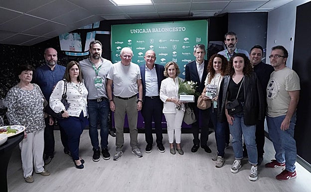 La familia de Martín Urbano, junto a los dirigentes del Unicaja, el presidente de Unicaja Banco y el de la Fundación Unicaja. 