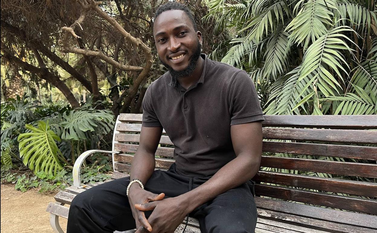 El joven africano Ali Guire, en uno de los bancos del Paseo del Parque, tras su entrevista con SUR.