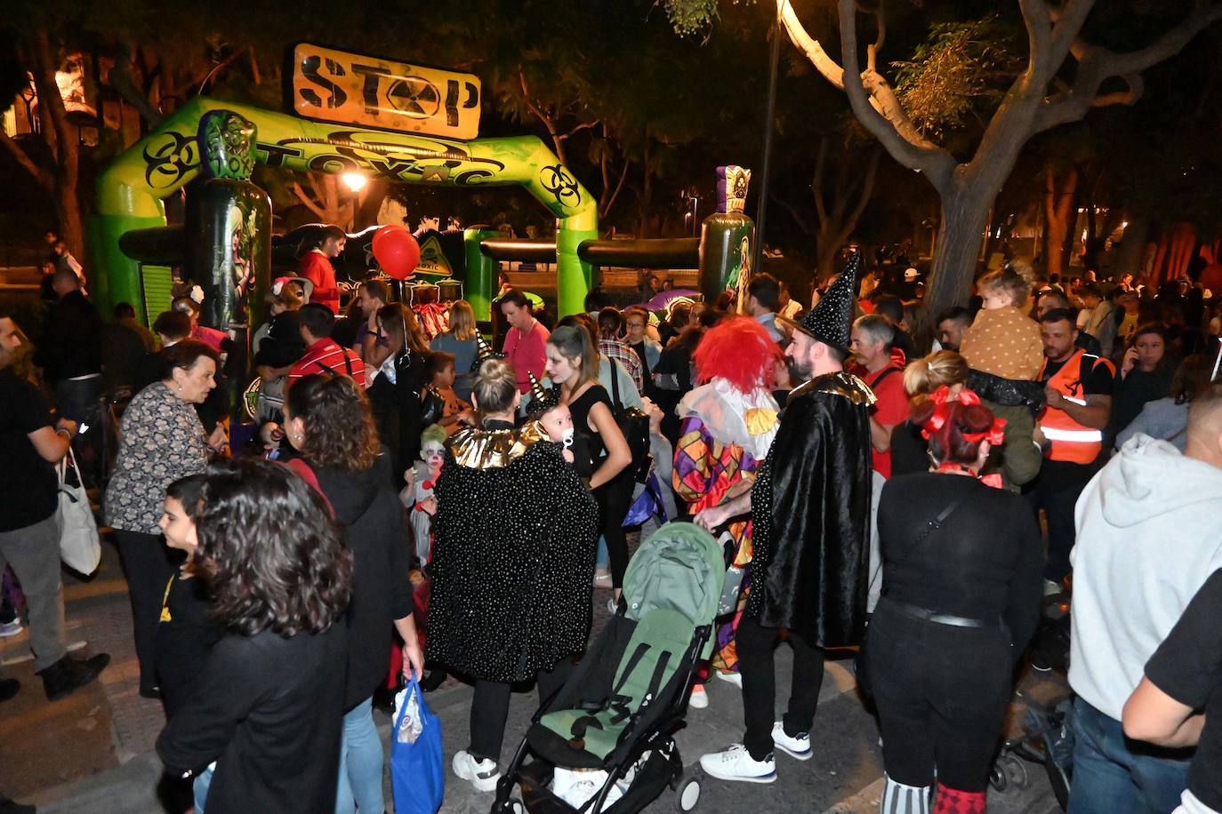 Halloween en Marbella. Cientos de niños y de adultos se dieron cita en el Sendero Tenebroso instalado en la avenida Nabeul y en el parque Arroyo de la Represa