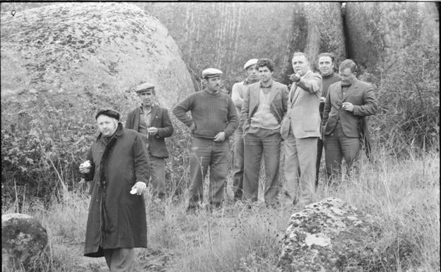 Wolf Vostell junto a vecinos del pueblo en los inicios de su proyecto en Malpartida, en el año 1974