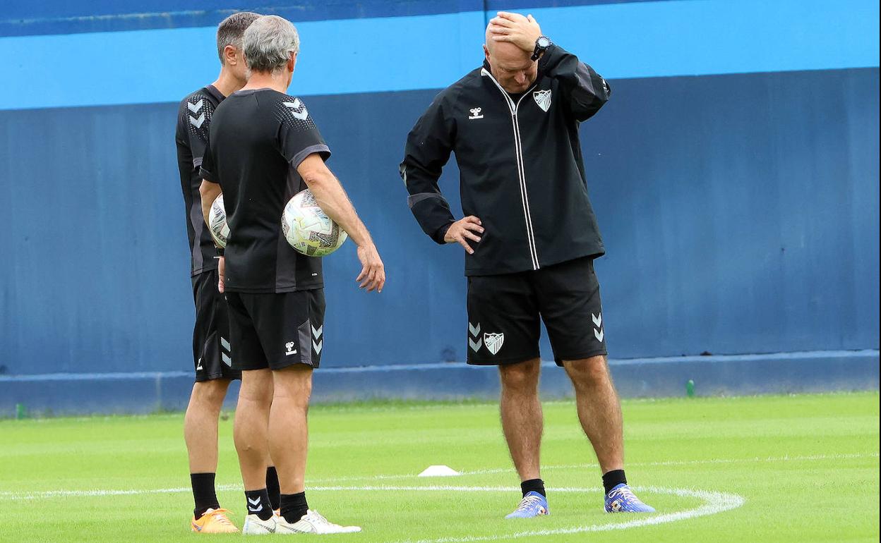 Pepe Mel conversa con Nacho Pérez y Enrique Ruiz durante el entrenamiento de ayer.