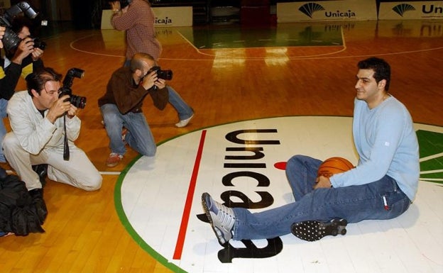 Giannoulis durante su presentación con el Unicaja el 28 de abril de 2004. 