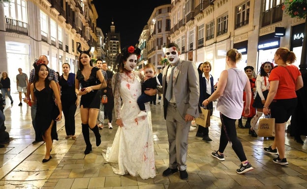 Isabel Merino y Juan Rojano, junto a su hijo Naín, vestidos de novios sangrientos. 