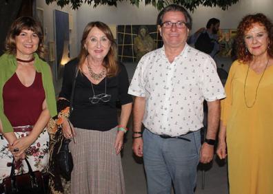 Imagen secundaria 1 - En la primera foto, Marina Maier, Antonio Gómez Yebra y María Teresa Ruiz. En la segunda foto, Helena Franquet, Mavi Vázquez de Lara, Jorge Maldonado y Manoli Borrego. En la última foto, un momento de la presentación.