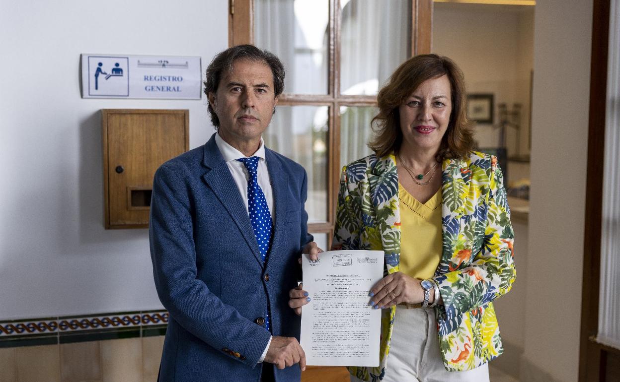 Los parlamentarios de Vox Benito Morillo y Cristina Jiménez presentan la iniciativa. 
