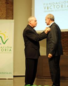 Imagen secundaria 2 - En la primera foto, A. Bermúdez, R. Saborido, N. Cortés, A. Jerez e I. Martín.. En la segunda foto, B. López, T. Sánchez, C. Salido, A. Fuentes, Y. Lucerna, M. Velasco, M. Polo, M. Ortigosa y M. Martín. Por último, Jesús Catalá impone el escudo de la Fundación Victoria a Francisco de la Torre.