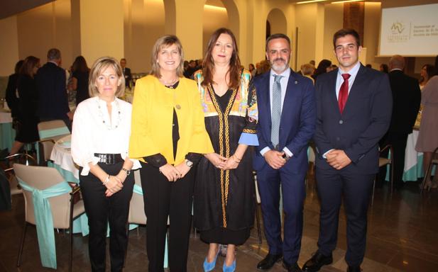 Imagen principal - En la primera foto, A. Bermúdez, R. Saborido, N. Cortés, A. Jerez e I. Martín.. En la segunda foto, B. López, T. Sánchez, C. Salido, A. Fuentes, Y. Lucerna, M. Velasco, M. Polo, M. Ortigosa y M. Martín. Por último, Jesús Catalá impone el escudo de la Fundación Victoria a Francisco de la Torre.