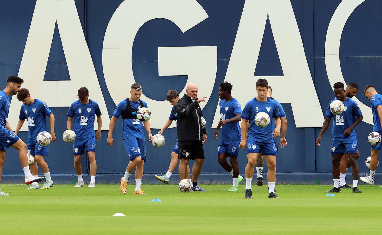 Pepe Mel y sus jugadores durante un entrenamiento de la semana. 