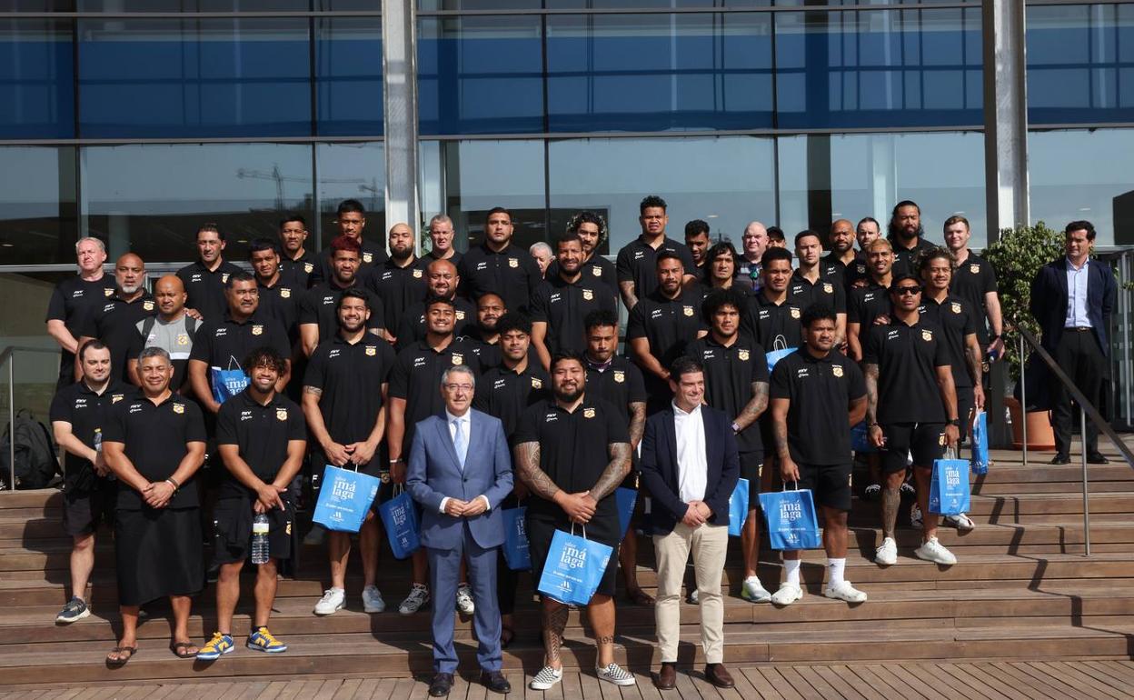 Salado y el diputado Cristóbal Ortega, en la entrada de la Diputación. 