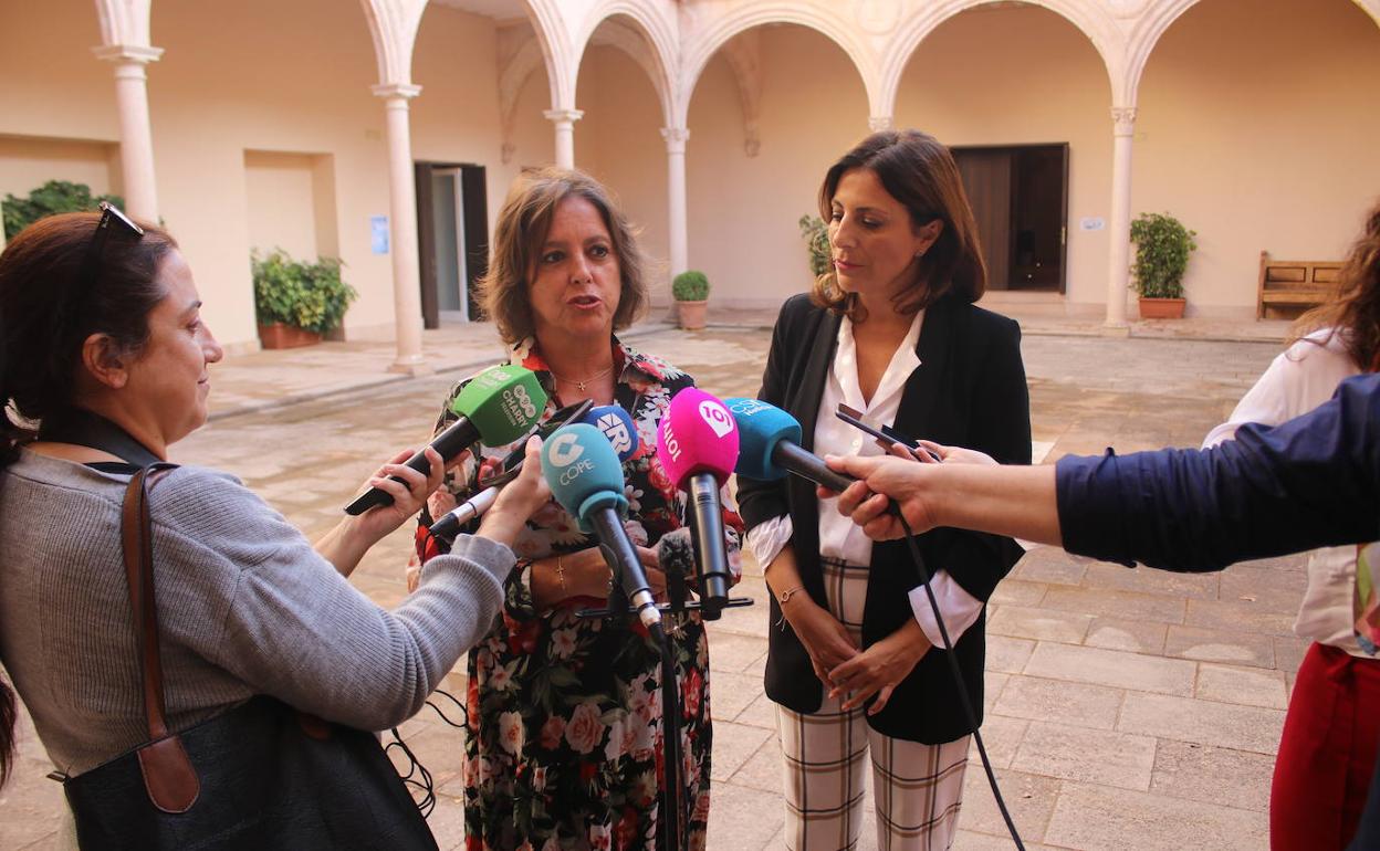 García, atendiendo a los medios, junto con la alcaldesa, María de la Paz Fernández. 