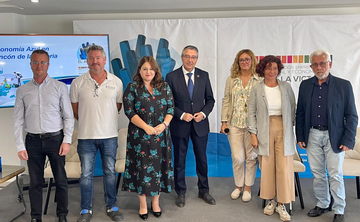 Autoridades y empresarios, este jueves en la presentación de los proyectos de economía azul. 