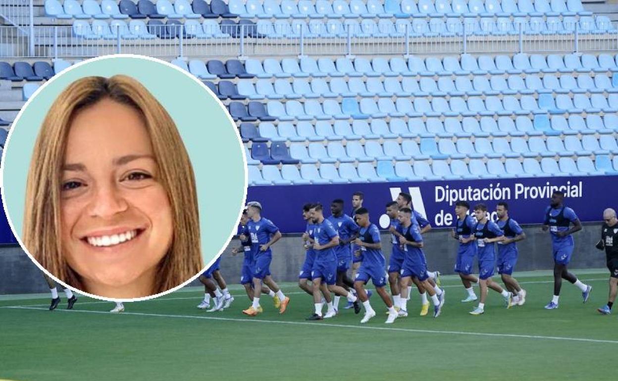 Los jugadores del Málaga, en un entrenamiento, y la psicóloga María Cabrera. 