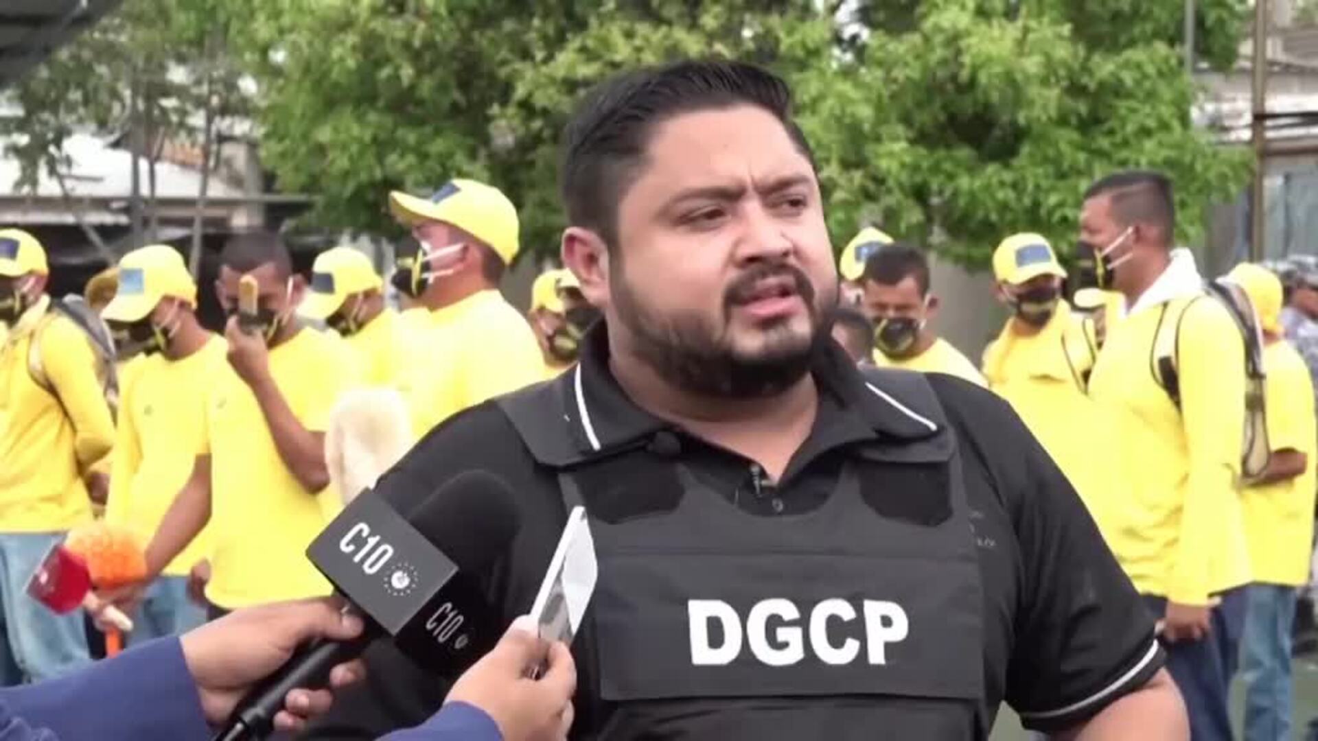 Prisioneros salvadoreños colaboran con funcionarios para destrozar tumbas de pandilleros