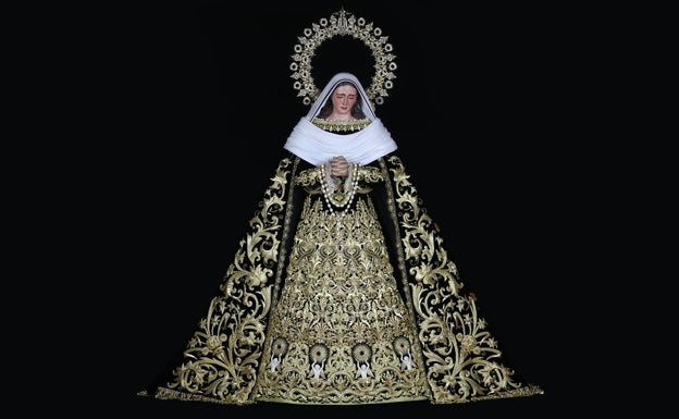 La saya de la Virgen de la Soledad de Mena es obra de Joaquín Salcedo. 