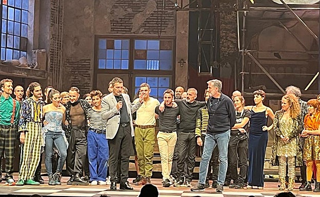 Antonio Banderas y Emilio Aragón, junto al resto de la compañía, sobre el escenario del Teatro del Soho.