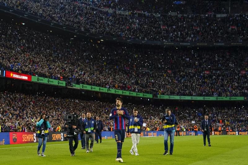 Piqué da una vuelta de honor tras su último partido en el Camp Nou.