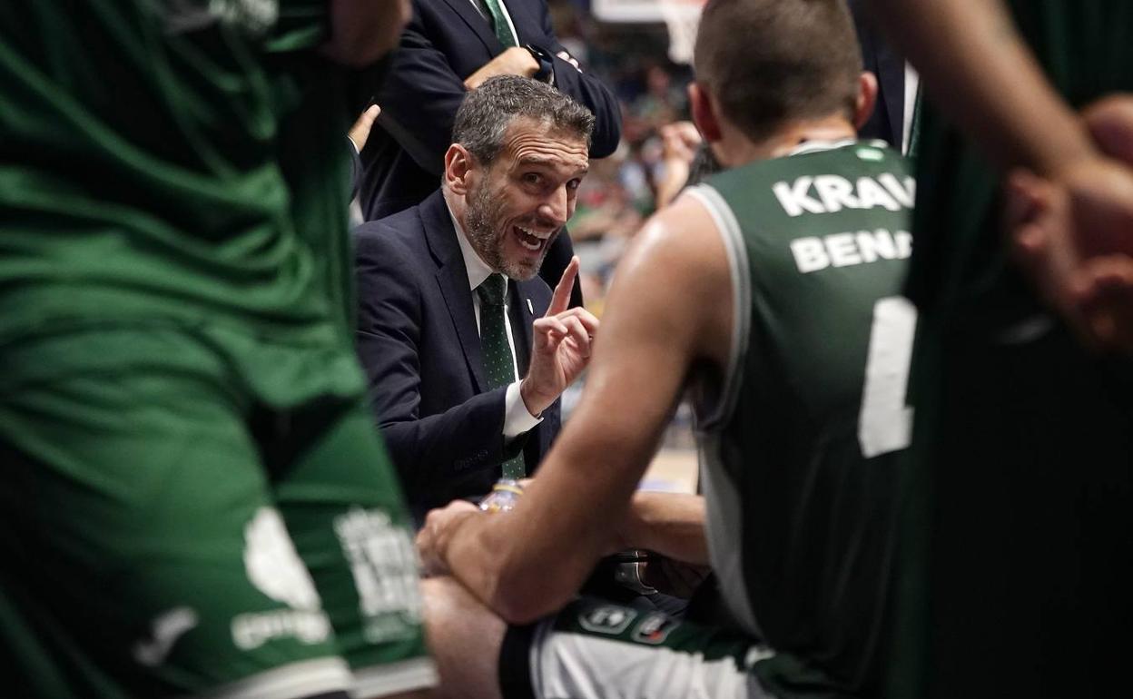 Ibon Navarro da instrucciones durante un tiempo muerto en el encuentro de este domingo. 