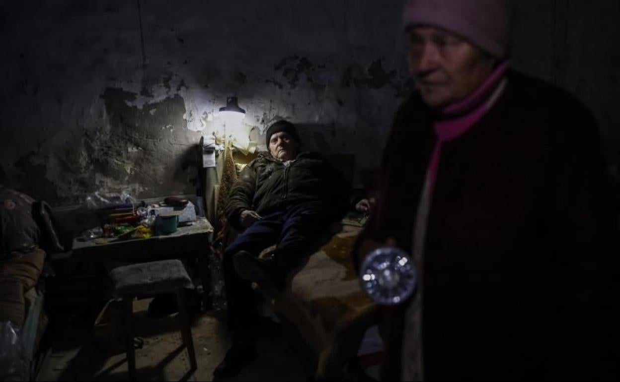 Olga, de 72 años, y su esposo Victor acampan en el sótano de un pueblo cercano a la línea del frente, en la región norte de Jersón. 