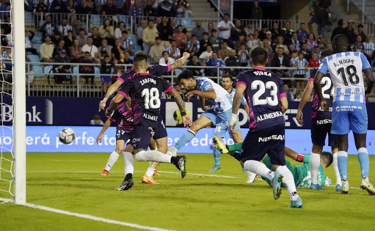 Juande, en el momento del remate que supuso el gol del empate para el Málaga. 