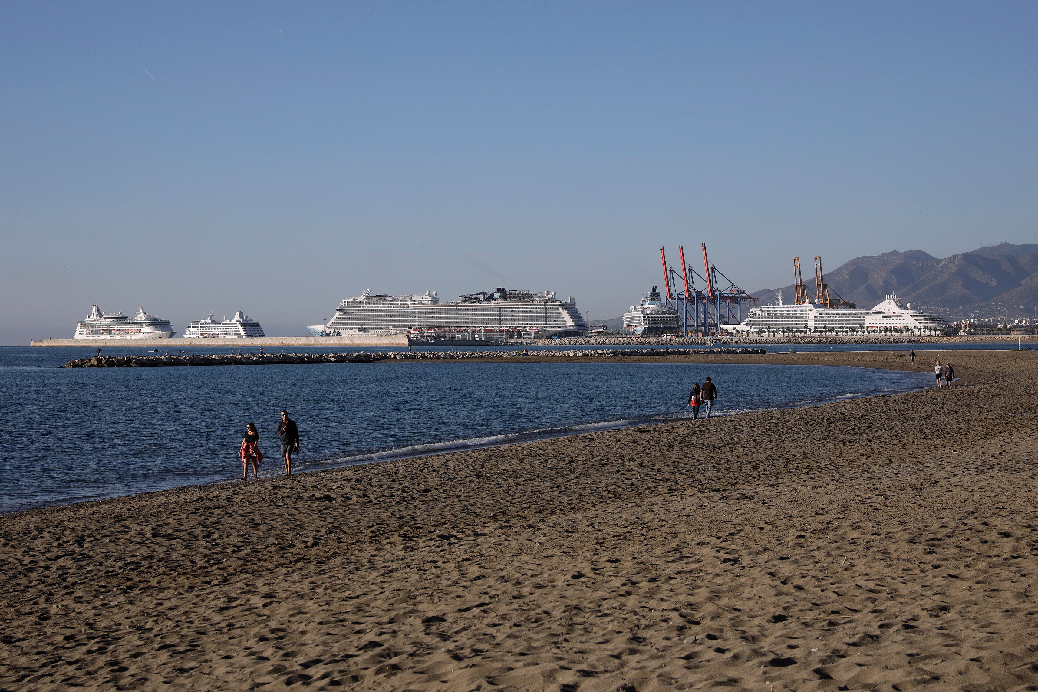 Sólo tres tienen capacidad para mover 4.270 viajeros el 'Norwegian Escape'; 2.253, el 'Marella Explorar 2'; y 2.416, el 'Vision of the Seas'. 