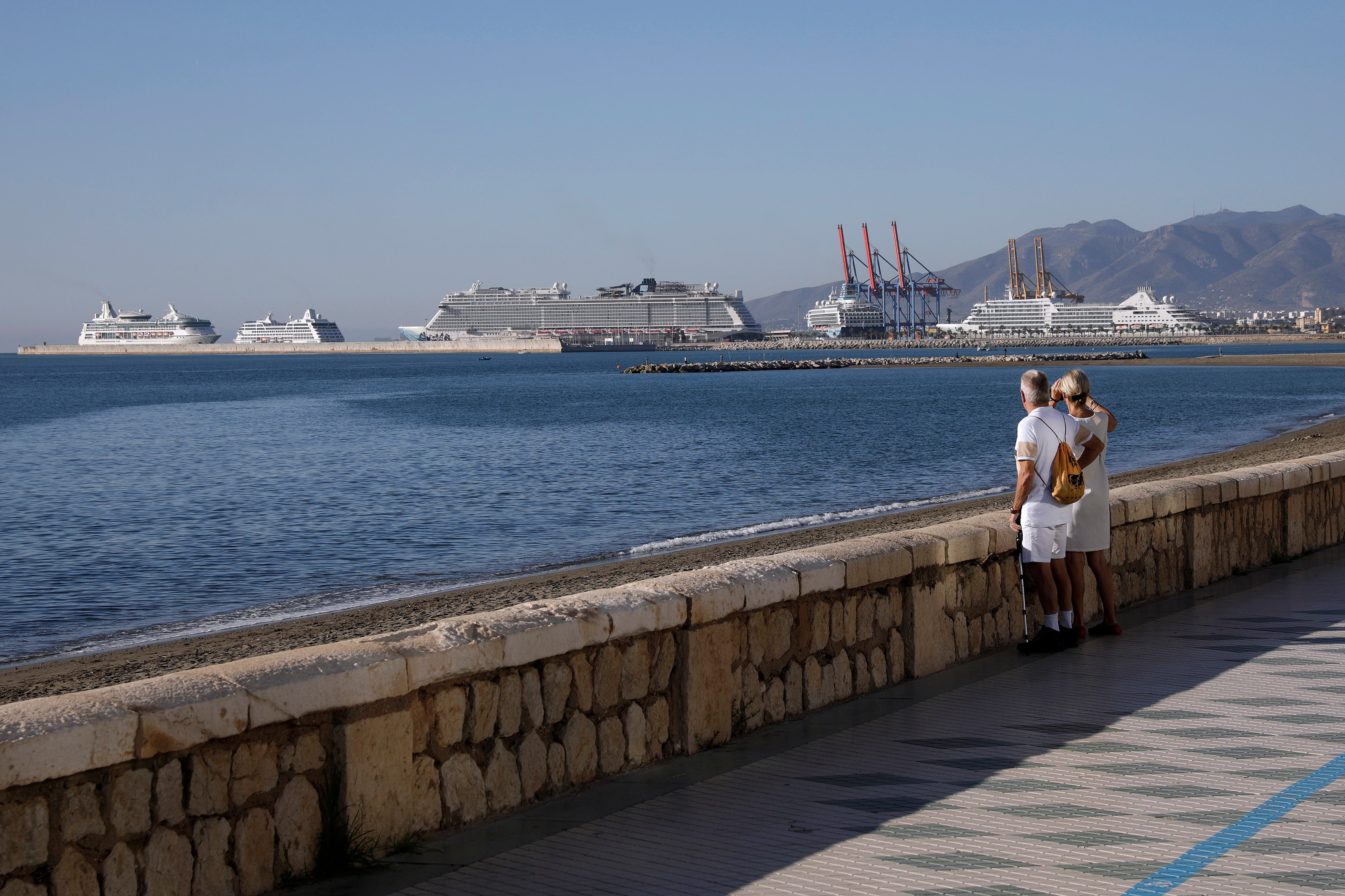 Sólo tres tienen capacidad para mover 4.270 viajeros el 'Norwegian Escape'; 2.253, el 'Marella Explorar 2'; y 2.416, el 'Vision of the Seas'. 