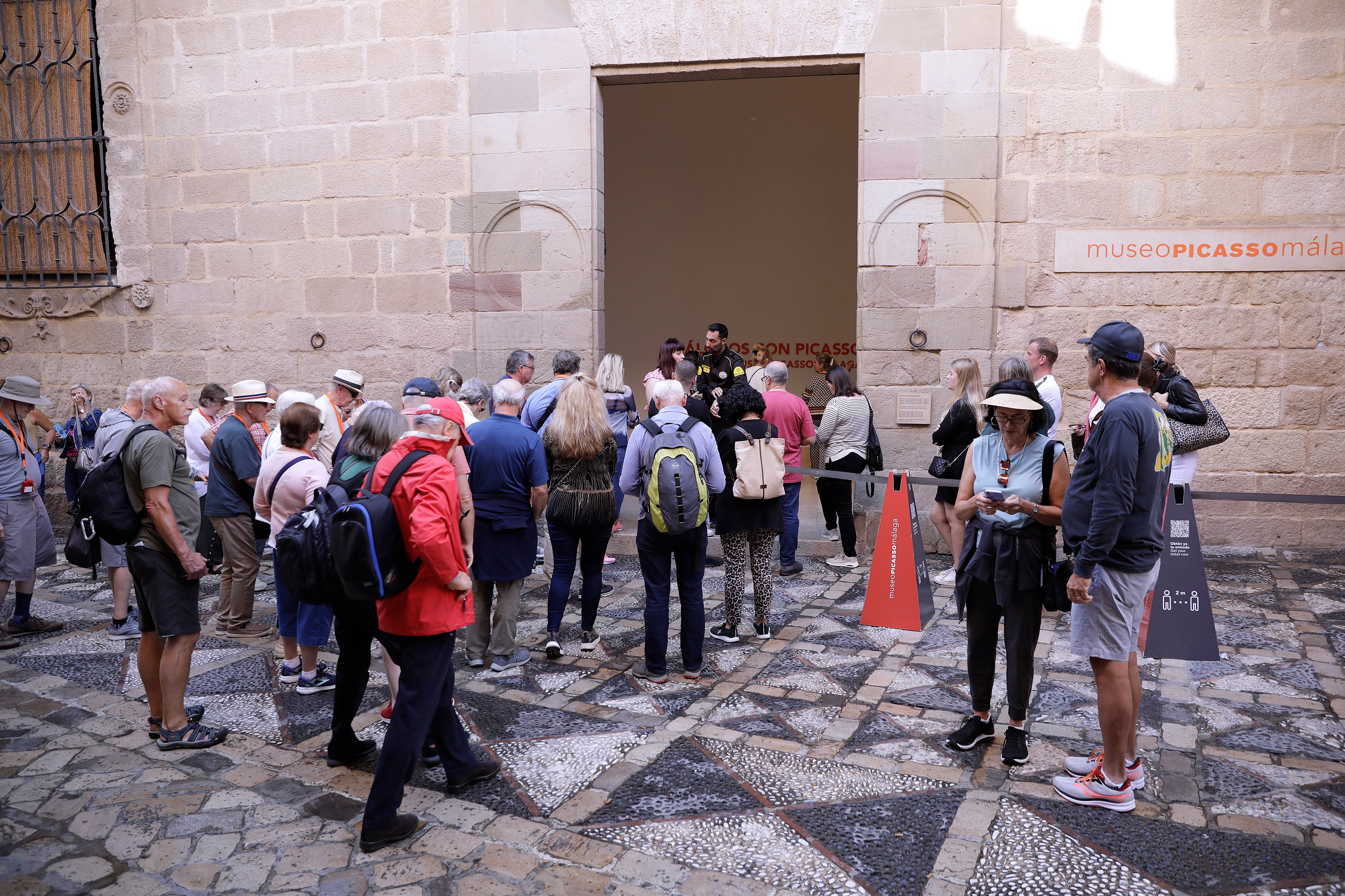 Sólo tres tienen capacidad para mover 4.270 viajeros el 'Norwegian Escape'; 2.253, el 'Marella Explorar 2'; y 2.416, el 'Vision of the Seas'. 