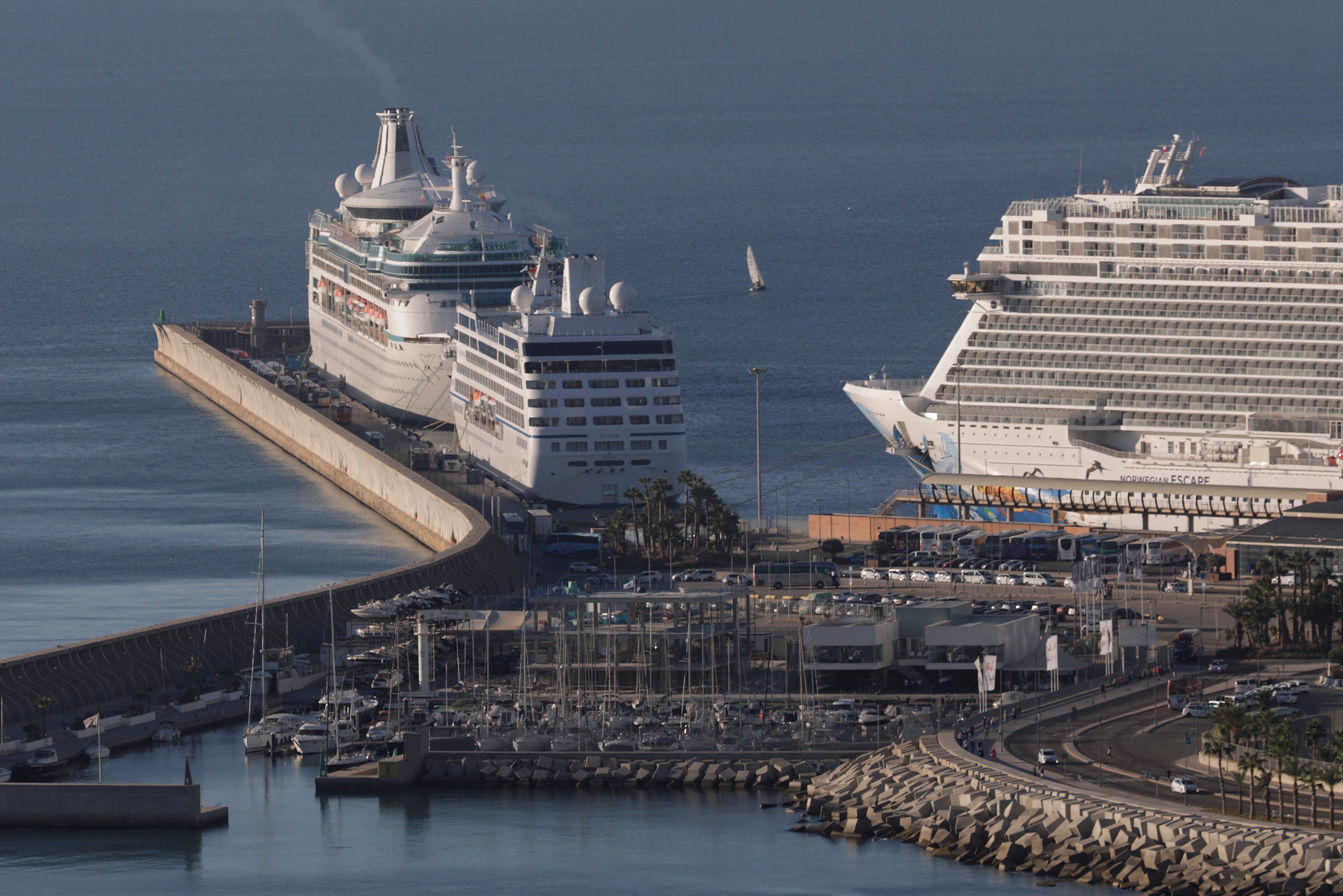 Sólo tres tienen capacidad para mover 4.270 viajeros el 'Norwegian Escape'; 2.253, el 'Marella Explorar 2'; y 2.416, el 'Vision of the Seas'. 