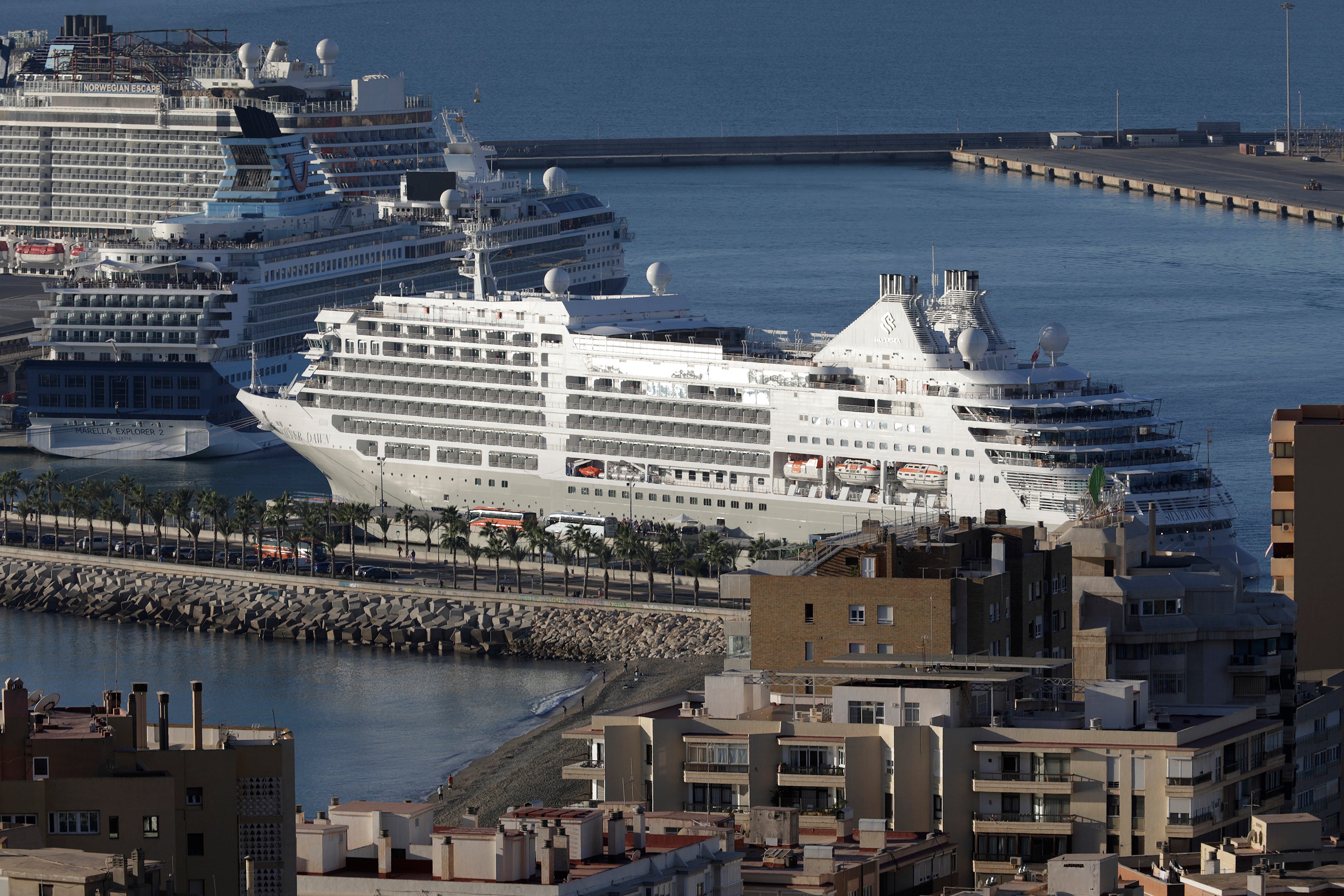 Sólo tres tienen capacidad para mover 4.270 viajeros el 'Norwegian Escape'; 2.253, el 'Marella Explorar 2'; y 2.416, el 'Vision of the Seas'. 