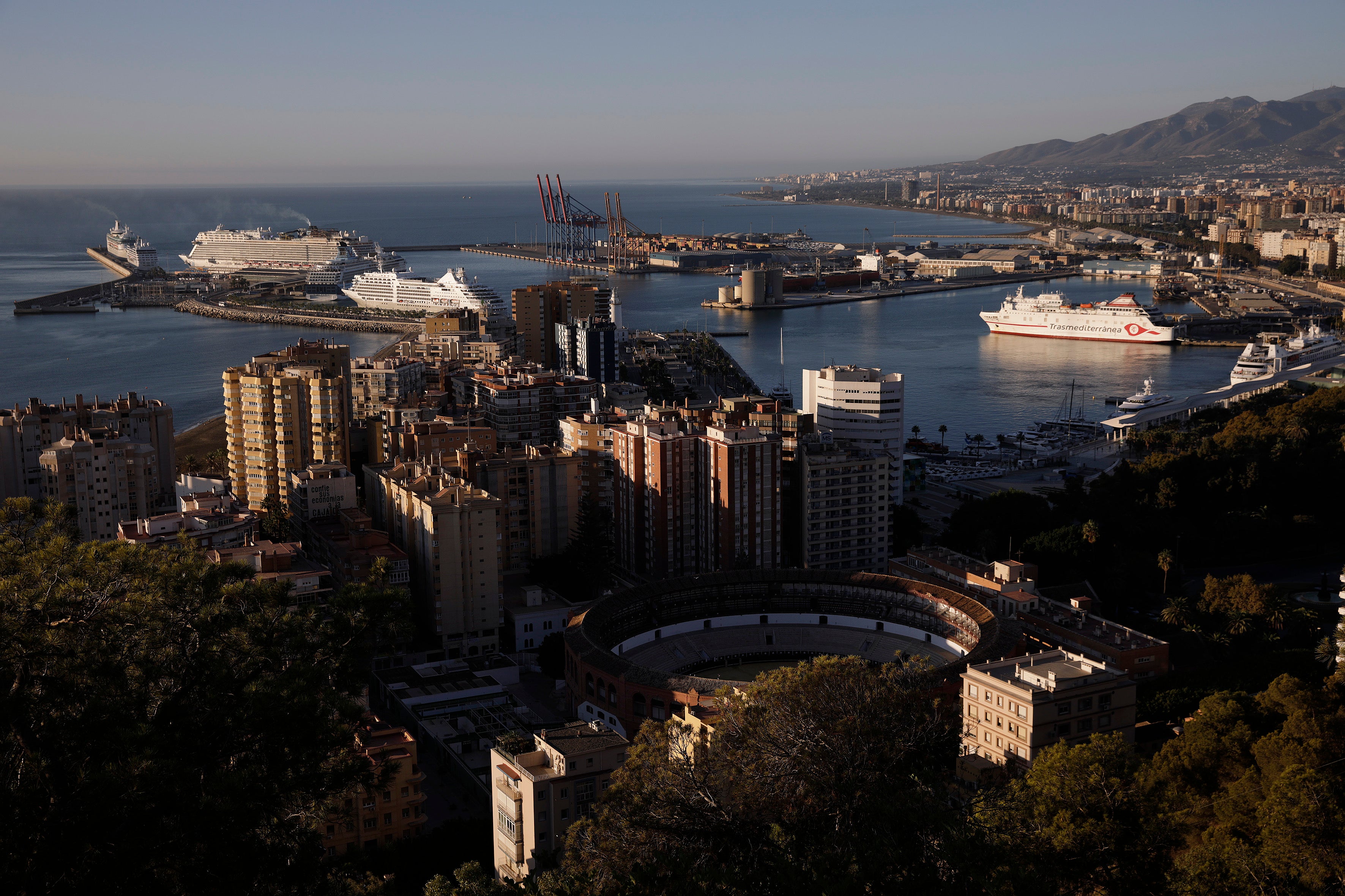 Sólo tres tienen capacidad para mover 4.270 viajeros el 'Norwegian Escape'; 2.253, el 'Marella Explorar 2'; y 2.416, el 'Vision of the Seas'. 