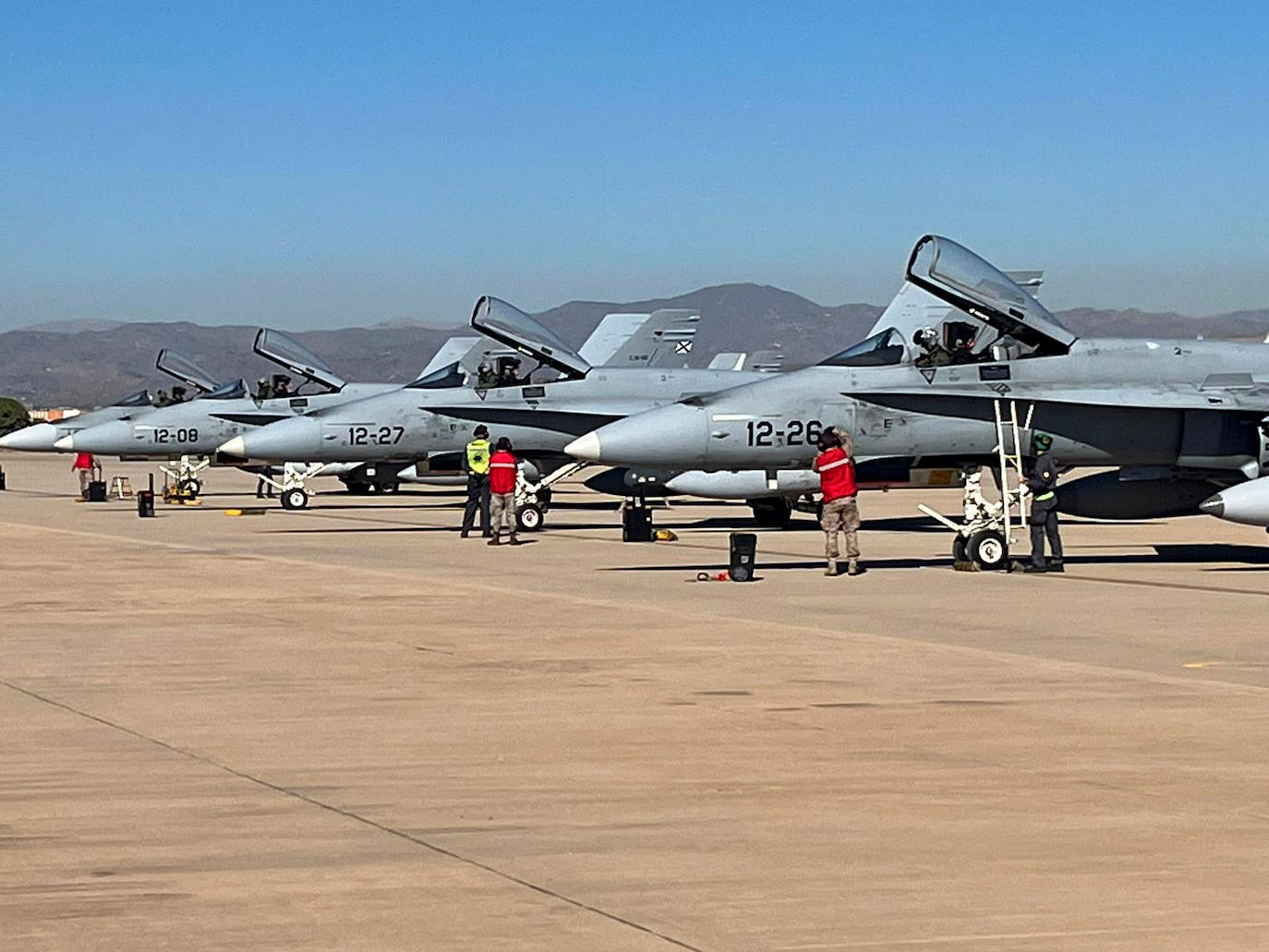 Cazas F-18 sobrevuelan el entorno del Aeropuerto y la Bahía de Málaga. 