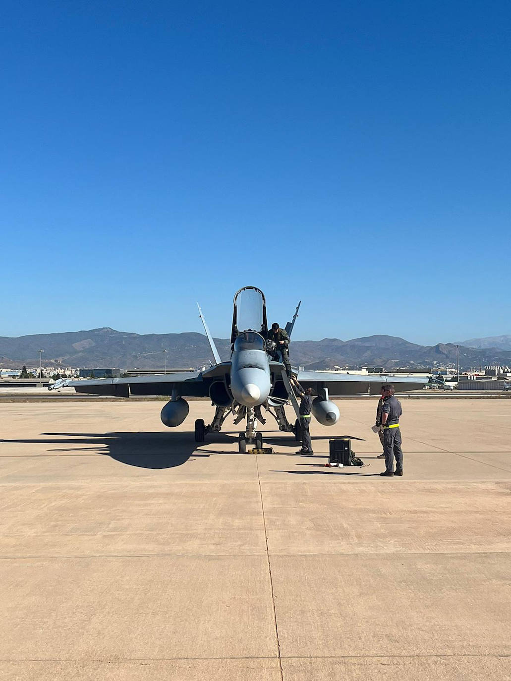 Cazas F-18 sobrevuelan el entorno del Aeropuerto y la Bahía de Málaga. 