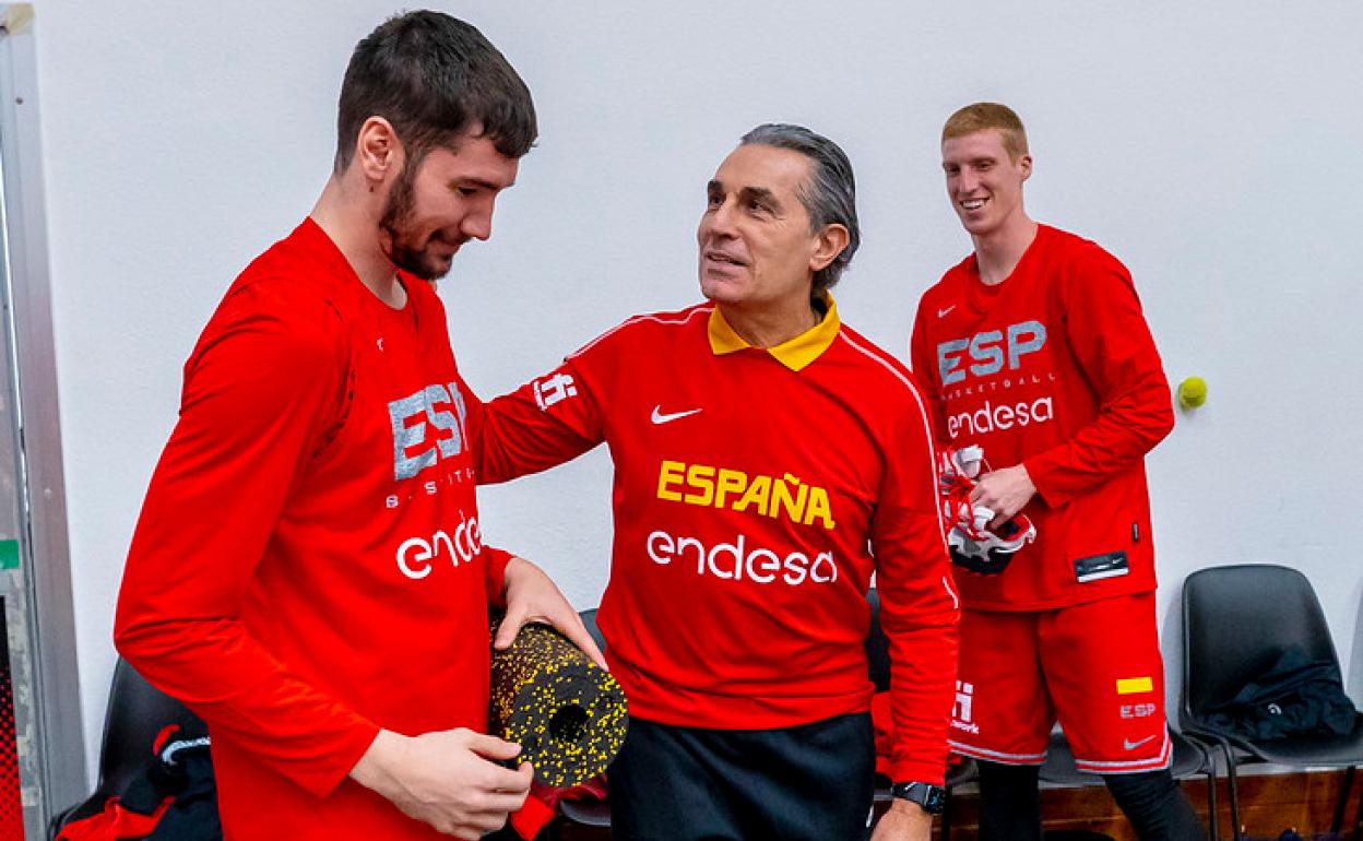 Sergio Scariolo bromea con Alberto Díaz y Darío Brizuela a la llegada de estos a la concentración de la selección en Bolonia. 