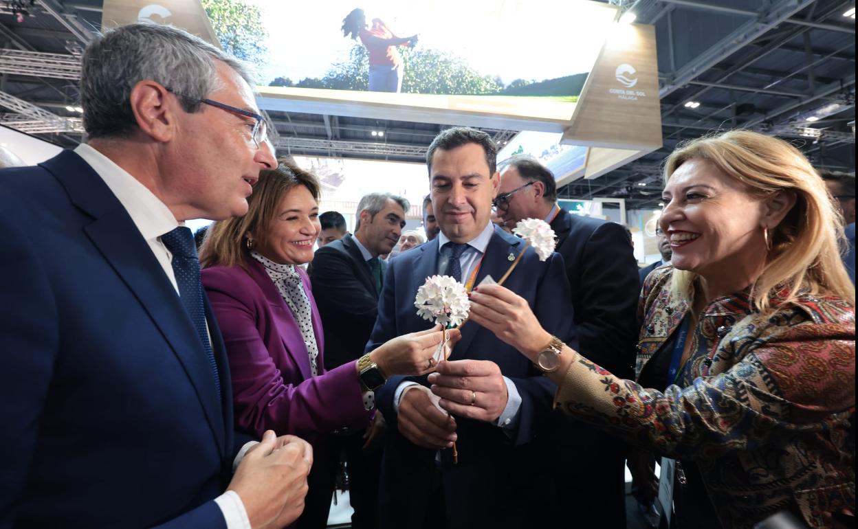 Juanma Moreno en el stand de la Costa del Sol